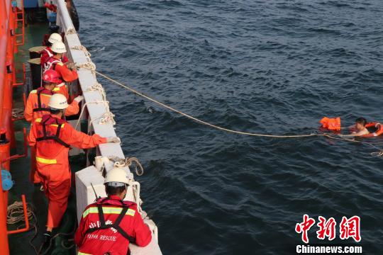 广东惠州海域一船员落水漂流6个多小时后获救