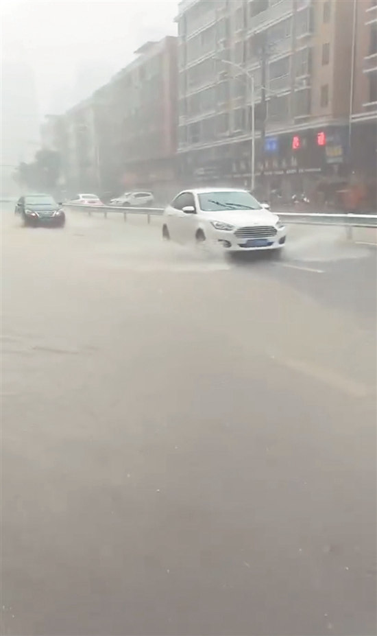 安溪县城，车辆涉水而行。（视频截图）