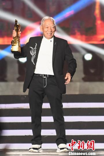 香港导演袁和平获第五届成龙国际动作电影周终身成就奖。　武俊杰 摄