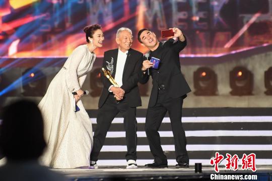 香港导演袁和平获第五届成龙国际动作电影周终身成就奖。　武俊杰 摄