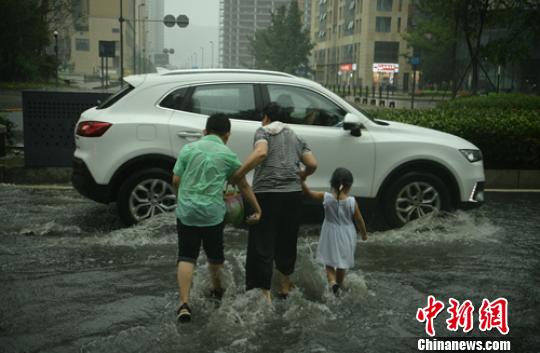 暴雨致城市部分街道进水被淹。　刘忠俊 摄