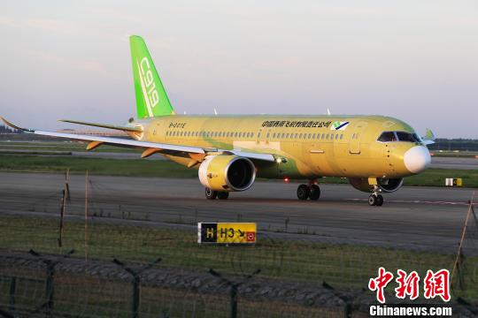 中国商飞C919大型客机104架机在上海浦东国际机场滑行道上滑行。　殷立勤 摄