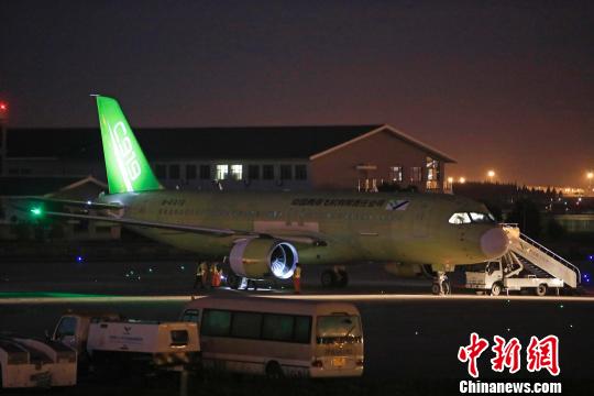 中国商飞C919大型客机104架机成功完成首次试验飞行