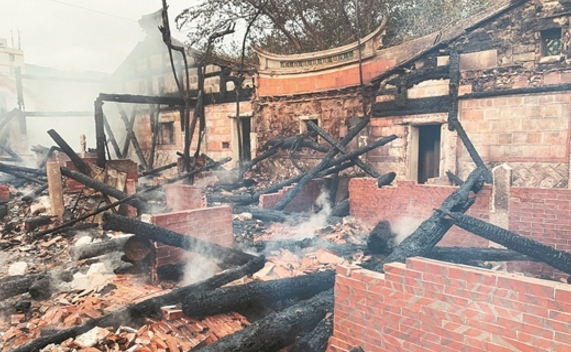 泉州鲤城寨兴街一无人居住的废弃古厝被大火烧塌