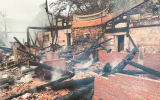 泉州鲤城寨兴街一无人居住的废弃古厝被大火烧塌