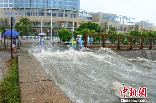 台风“韦帕”过境广西沿海暴雨不断有民众受伤