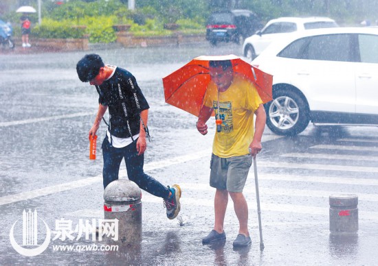 过了马路，小伙把手中的雨伞留给大叔，自己带着伞套离开。