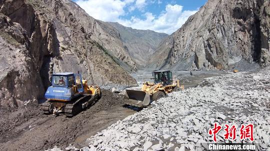 深度疏通河道。新疆交通运输厅供图