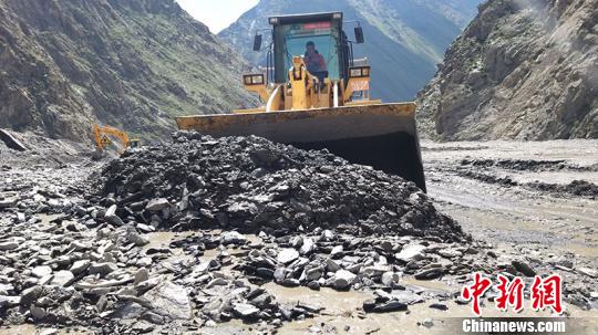此次泥石流掩盖路面长度超过300米，平均厚度超过4.5米，堆积物体积超过6万立方米。新疆交通运输厅供图
