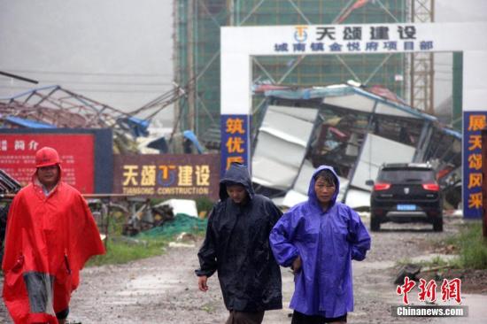 8月10日，台风“利奇马”登陆浙江温岭，一处临时工棚被台风吹塌。<a target=