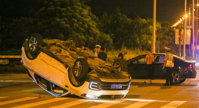 晋江沿海大通道塘东路口两小车相撞 车上小孩受惊