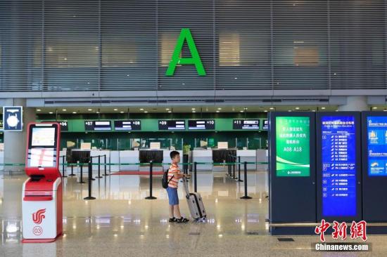 8月10日，受台风“利奇马”影响，上海航班取消列车停运。殷立勤 摄