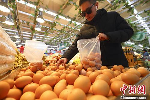 资料图：山西太原一超市内，顾客正在选购鸡蛋。<a target=