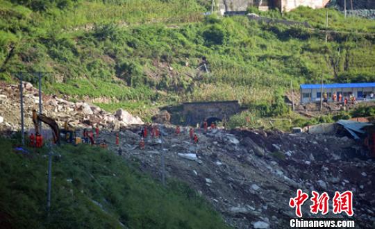 救援人员正在垮塌堆积体上开展搜救。　刘忠俊 摄