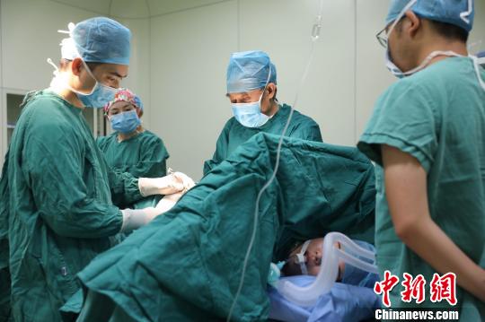 张同钦(中)为患者进行手术。　江宏景 摄 摄