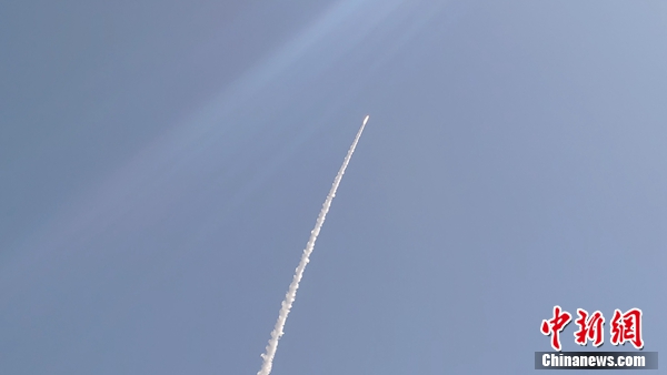 中国捷龙一号火箭成功实现“一箭三星”发射。郭超凯 摄
