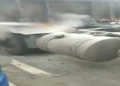 晋江世纪大道安海段：​大货车轮胎爆炸起火 司机被炸伤