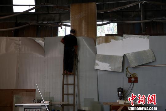 柳州市柳南区太阳村镇山头村张表屯一家木门加工作坊，装修的彩钢板已经损坏，露出泡沫。　朱柳融 摄