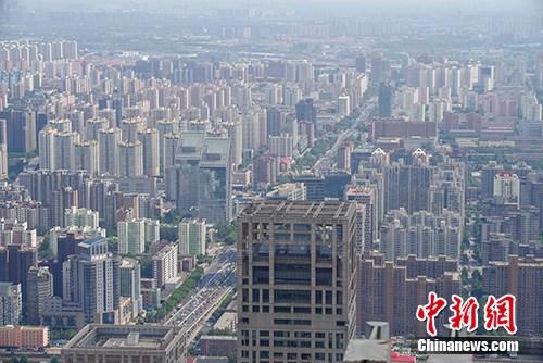 在北京CBD，高330米、80层的国贸三期，曾是北京最高建筑。如今，登上这座高楼，正东方向则是一座比它还高的建筑——高528米的中信大厦。一栋栋鳞次栉比的摩天大楼成了北京的“城市地标”，也成为北京对外开放的“高地”。目前，北京CBD拥有外企数量超万家，拥有世界500强企业238家、总部企业548家、跨国公司地区总部88家。资料图为在国贸三期上拍摄的CBD建筑群。<a target=