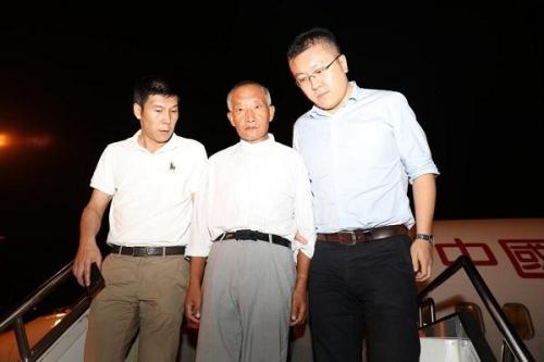 职务犯罪嫌疑人张德友被带下舷梯。图片来源：云南省纪委监委网站。