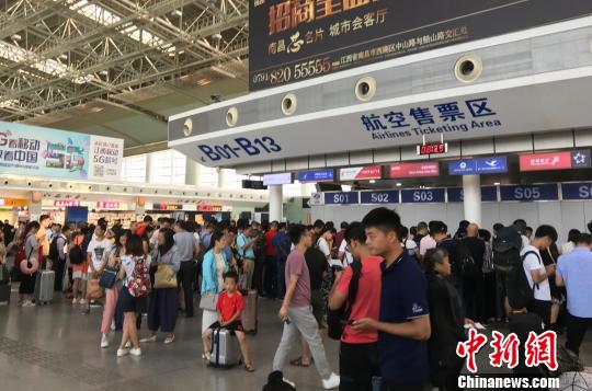 图为24日上午，南昌昌北国际机场出发大厅内的旅客。　王莹 摄