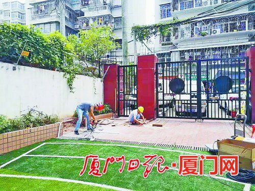 第二批开放的学校开始改造。图为梧村小学正在安装道闸