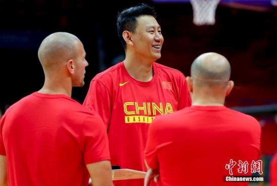 8月25日，中国男篮在武汉体育中心体育馆进行热身，主教练李楠在训练场上谈笑风生。2019国际篮联篮球世界杯已进入倒计时，中国男篮迎来最后一场热身赛，对手是巴西男篮。 <a target=