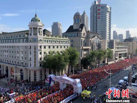 25日，哈尔滨国际马拉松赛燃情开跑。　钟欣 摄