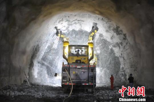 图为莫郎山隧道内部。中国铁路昆明局集团供图