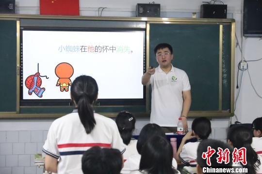武鹏屹用学生喜欢的场景进行教学。　吕杨 摄