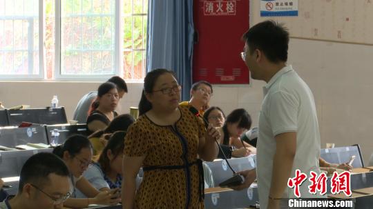 武鹏屹在培训课现场与四川当地乡村教师进行互动。　吕杨 摄
