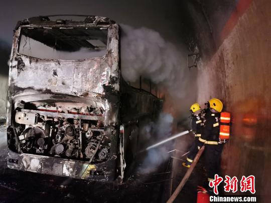 甘肃古浪县境内一大客车起火28人送医均无生命危险