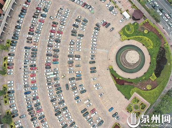 泉州商城广场超大的“wifi”停车场 （王柏峰/摄）  