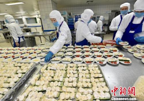 2017年上海机场口岸日航班起降近800架次，日均配制航空餐食超过10万份。　芊烨 摄