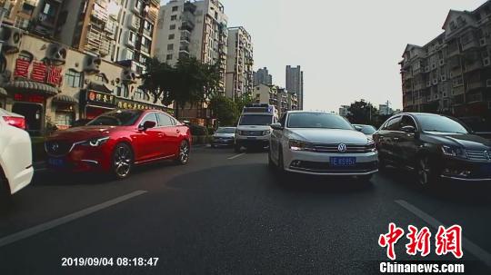 湖北宜昌：救护车救人遇拥堵车辆让出“生命通道”
