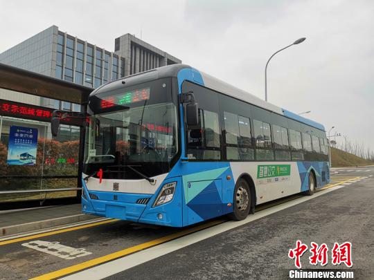 湖南湘江新区国家智能网联汽车(长沙)测试区内，搭载5G技术模块的无人驾驶测试车。　刘着之 摄