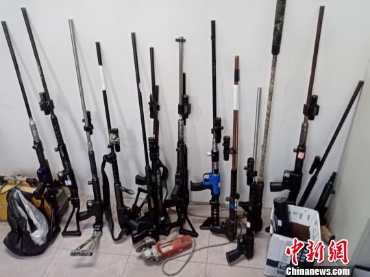 重庆警方打掉一跨省网络制贩枪团伙缴枪15支