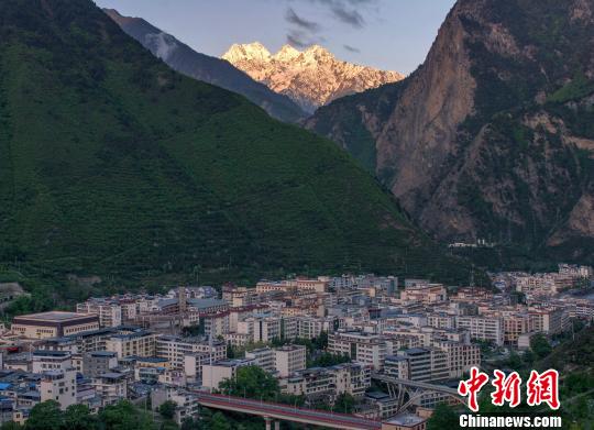 魏伟拍摄的大黄峰和理县县城。受访者供图