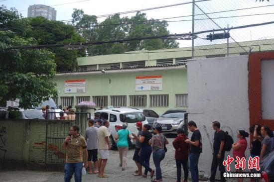 巴西民众在圣保罗一个社区卫生防疫站排队接种疫苗预防黄热病。<a target=