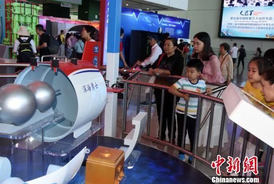 中国科技馆全国科普日活动现场，中国自主研制的“深海勇士”载人深潜器模型展示，吸引观众关注。　孙自法 摄