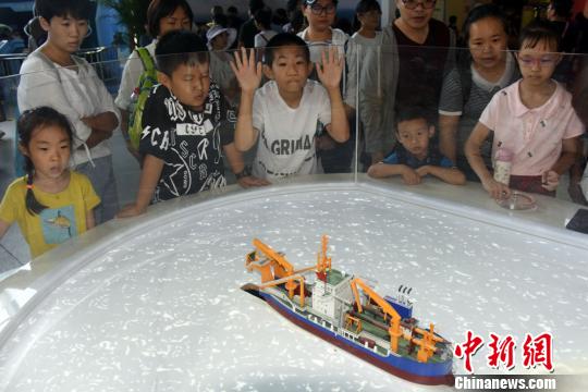 中国科技馆全国科普日活动现场，由中国自主研制、被誉为“造岛神器”的天鲲号自航式绞吸挖泥船模型展示，吸引观众瞩目。　孙自法 摄