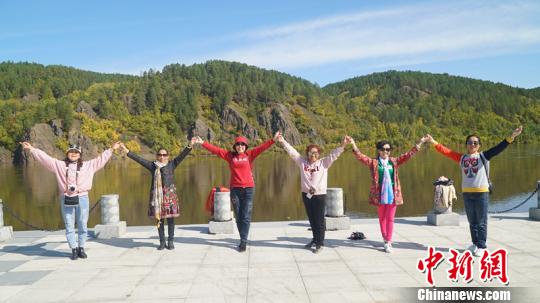中秋节近千游客在“中国最北”逐月赏秋