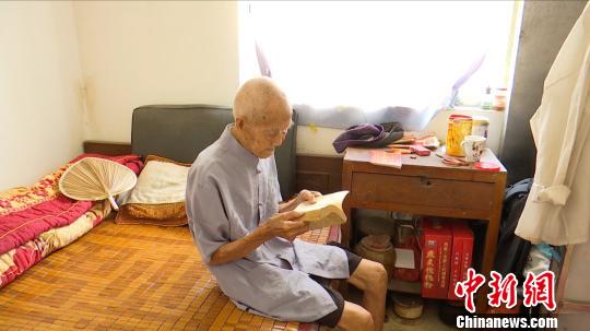 图为广西贺州百岁老人钟兆炳。　陈健悦 摄