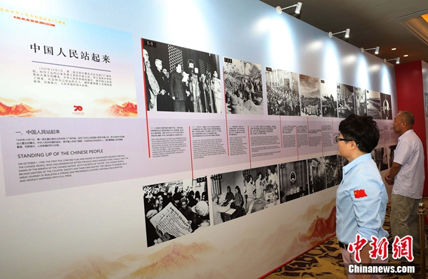图为“庆祝中华人民共和国成立70周年主题巡展”吸引来宾驻足观看。 林永传 摄