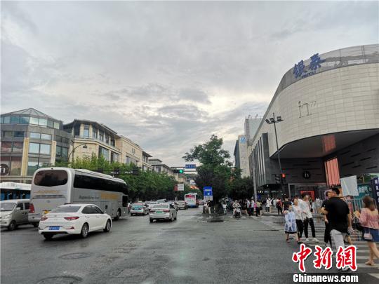 杭州市中心街头。　张煜欢 摄