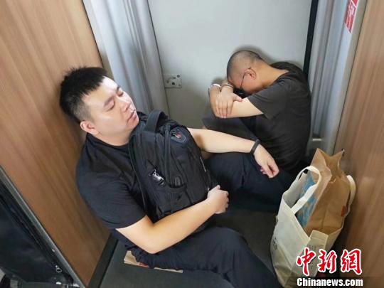 成功抓捕嫌疑人的淳安民警在回程火车上。　警方 供图 摄