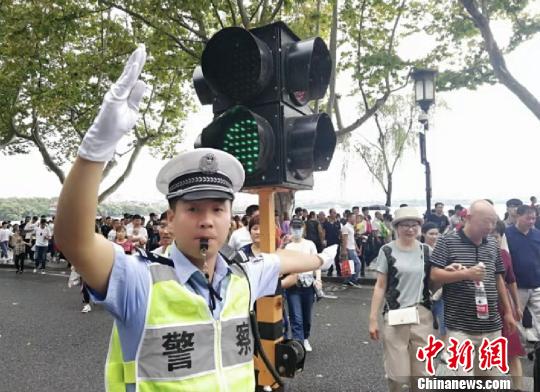 正在西湖边执勤的杭州公安交警。　警方 供图 摄
