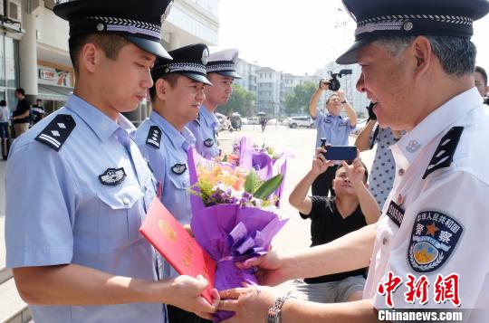 杭州警方“火线”表彰英雄。　何勇 摄