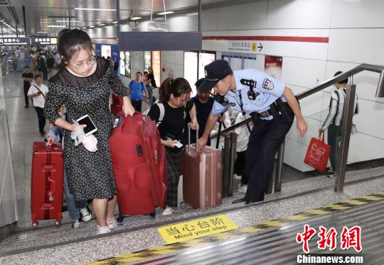 帮助游客的杭州地铁民警。　警方 供图 摄