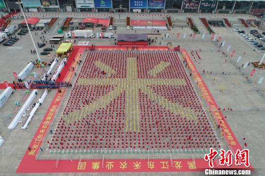 2045名品鉴者在哈尔滨市成功挑战“最大规模的大米品鉴活动”。　刘项 摄